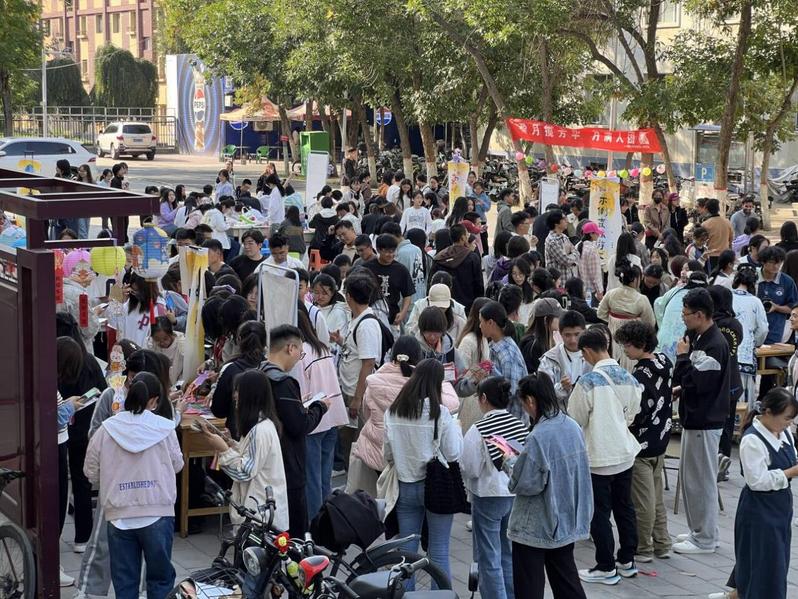 beat365亚洲体育在线官网“花灯邀明月...